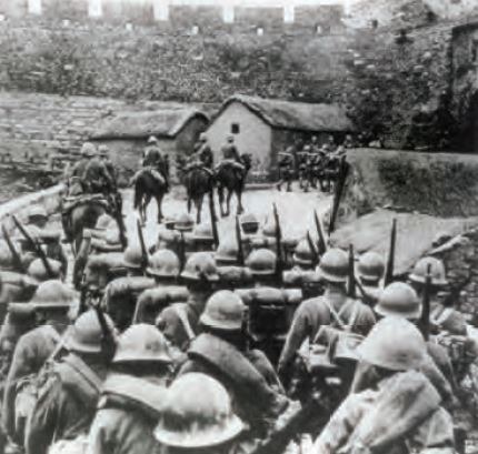 Japon askerleri Mançurya’ya giriyor (1931).